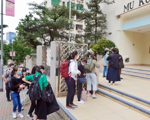 在觀塘的慕光英文書院,早上7時半已有大批考生在校門外等候。