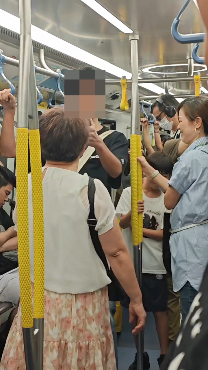 面對中年婦無理挑釁與連串謾罵，少年全程保持冷靜與微笑。