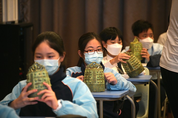 學生觸碰3D打印的仿製「蟠虺紋青銅鎛鐘」,觀察文物上的細節,提升學習中史的興趣。 伍明輝攝 學生觸碰3D打印的仿製「蟠虺紋青銅鎛鐘」,觀察文物上的細節,提升學習中史的興趣。 伍明輝攝