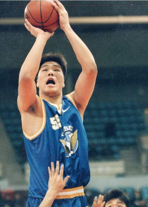 徐章焄在美國讀大學期間參與NCAA一級男子籃球錦標賽,堪稱韓國籃球史上第一人!