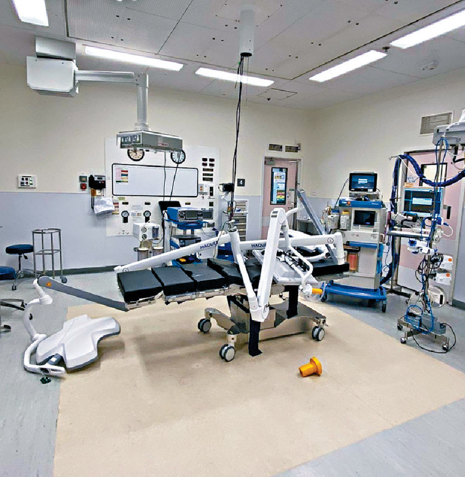 聯合醫院■大型手術燈上月從天花墮下,擊中一名麻醉助理。 聯合醫院■大型手術燈上月從天花墮下,擊中一名麻醉助理。