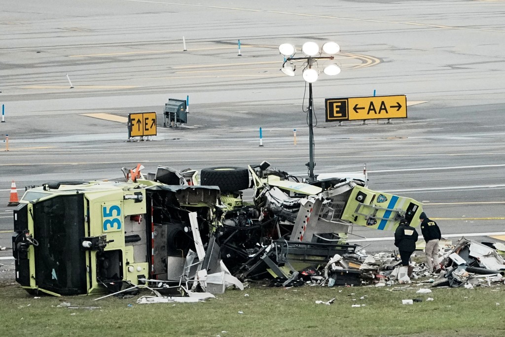 被撞消防車嚴重損毀。路透社