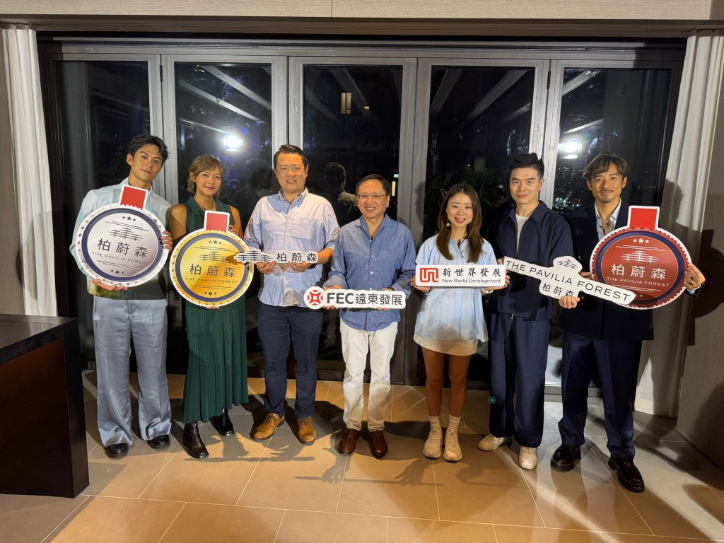 新世界何家欣（右三）表示，栢蔚森將開放現樓示範單位供參觀。
