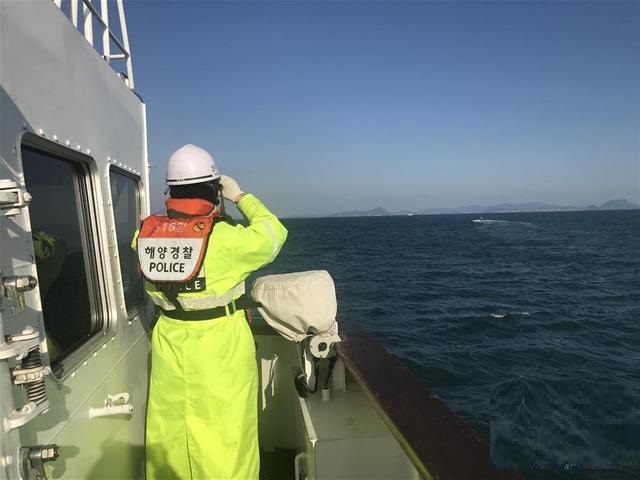 南韓漁船火警海警繼續搜救。新華網圖片