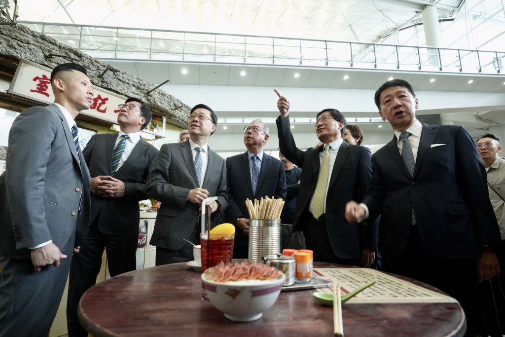 李家超致辞称，展览除了让市民和旅客有机会感受九龙城寨昔日的风华，令大家更了解港产片背后的制作。刘骏轩摄