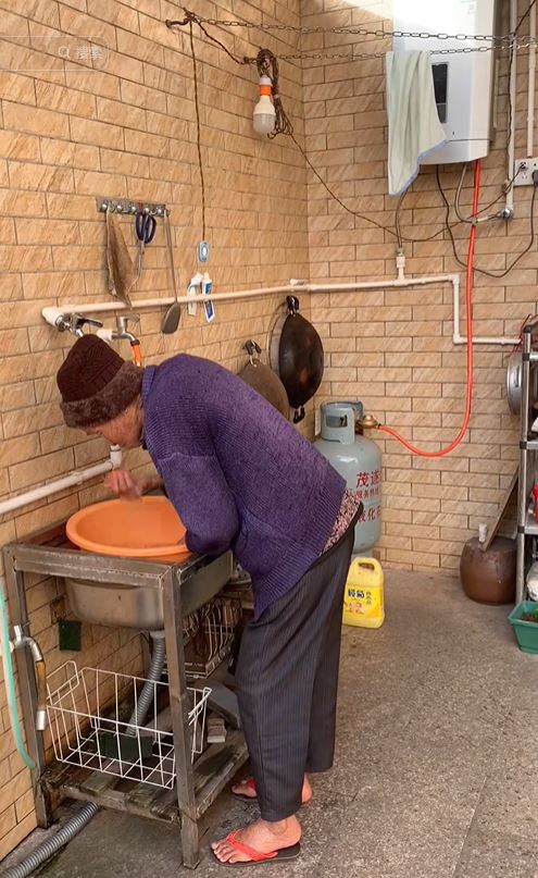 113岁的陈老太生活仍能自理。抖音