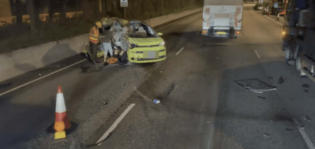 私家車右邊車身嚴重變形，車頂更被削至近乎完全毀爛，零件及車門散落一地。Facebook@PeterChu