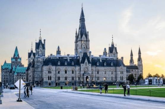 加拿大當局正式取消以往每星期工時計算上限，改以累積總工時為準，這意味著工時較長的港人有望縮短等待時間，提早申請永久居留權（PR）。法新社