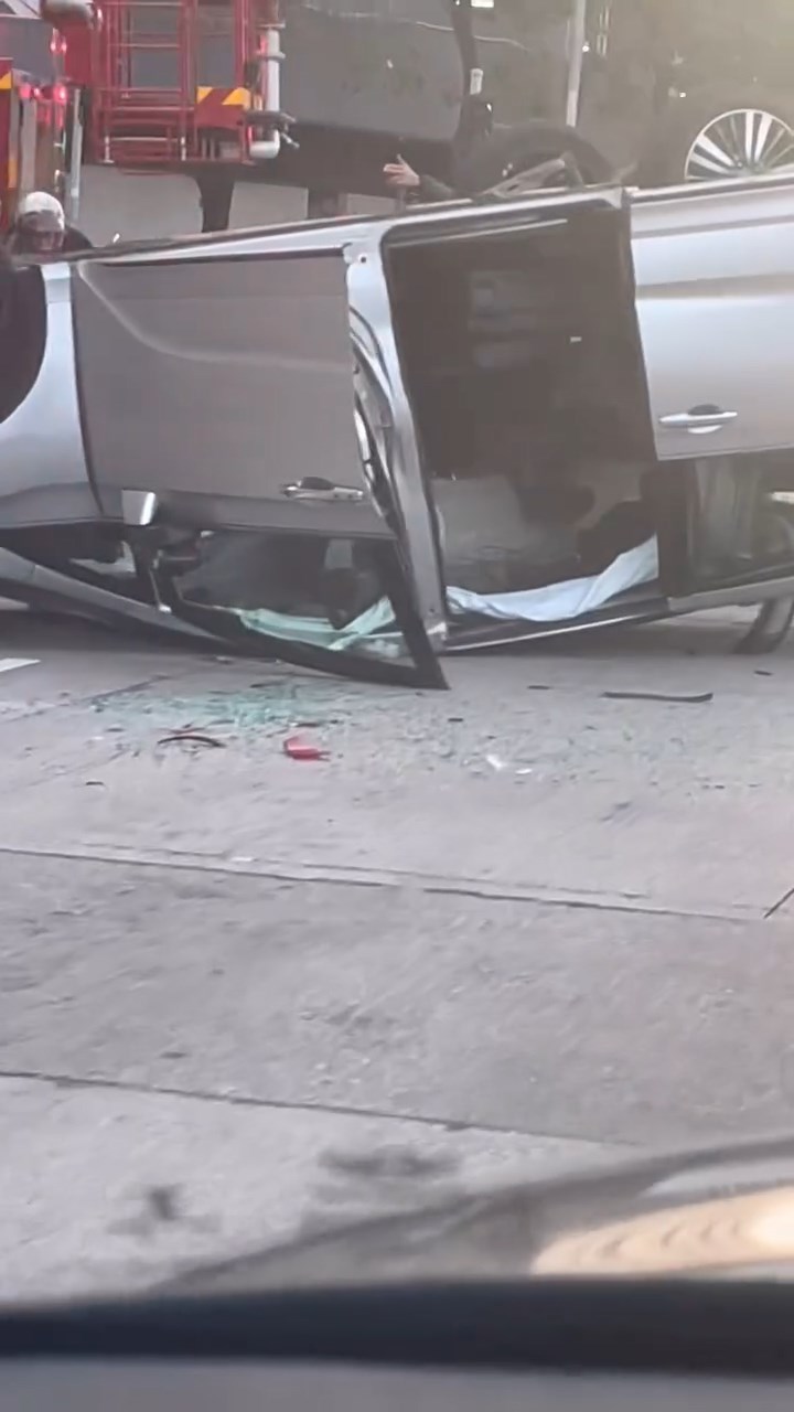 玻璃碎片散落一地。网上片段截图