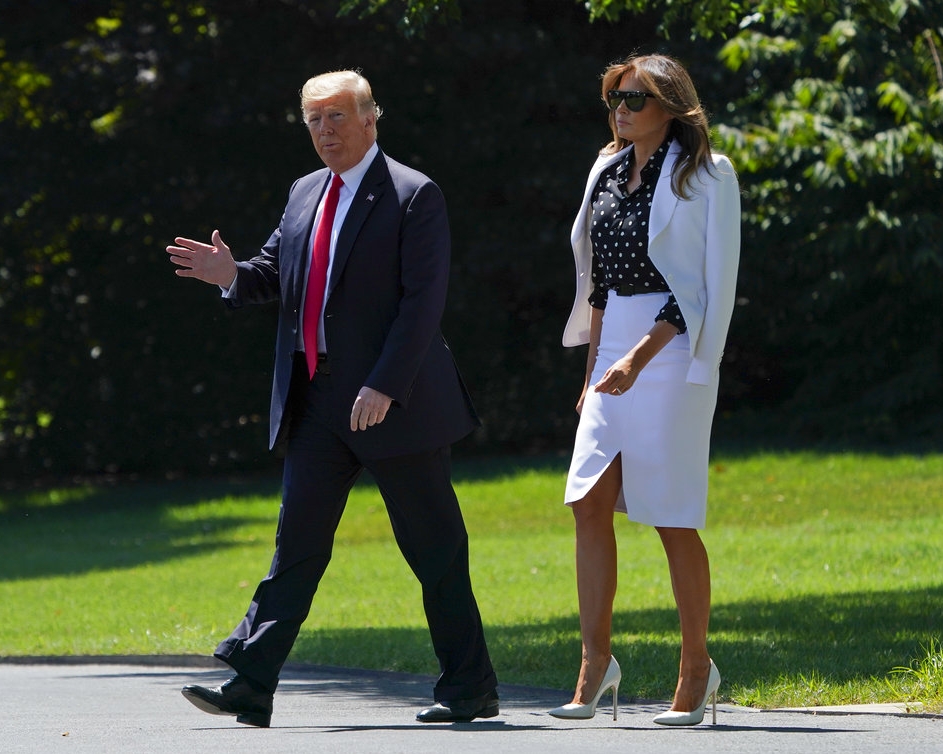 美國總統特朗普上周五 (24日) 前往哥倫布市出席活動，第一夫人梅拉尼婭亦有同行。AP圖片