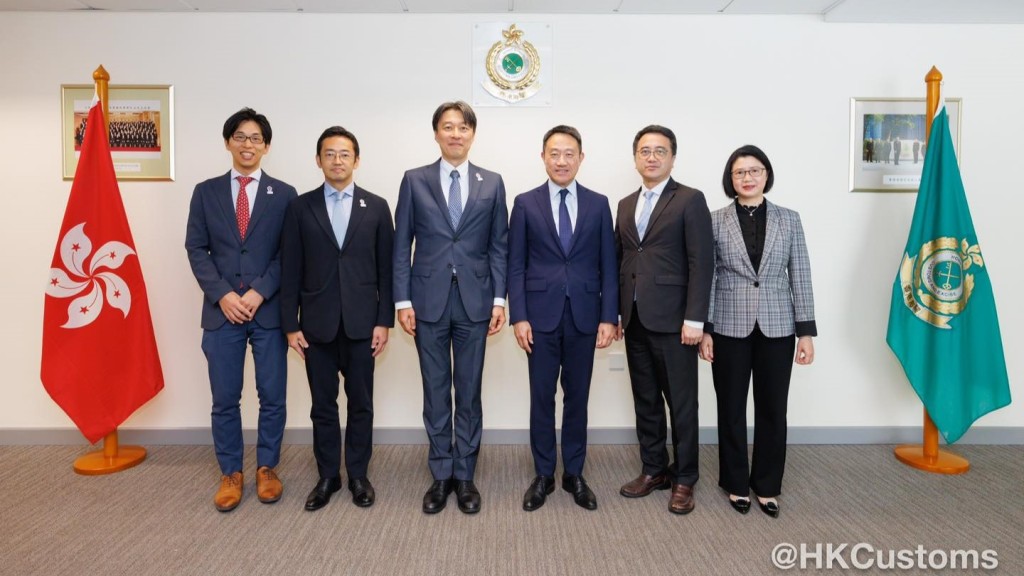 日本駐港總領事三浦潤今日禮節性拜訪香港海關關長陳子達。 日本駐港總領事三浦潤今日禮節性拜訪香港海關關長陳子達。