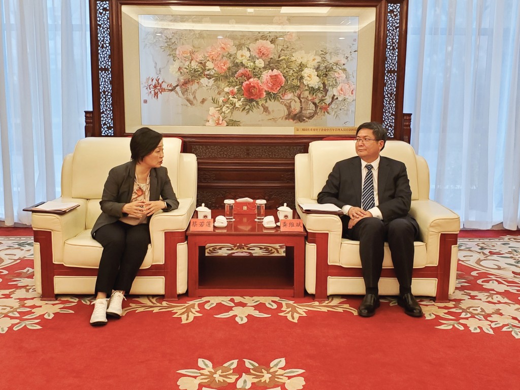 蔡若莲（左）到访国家行政学院，并与副院长龚维斌（右）会面。