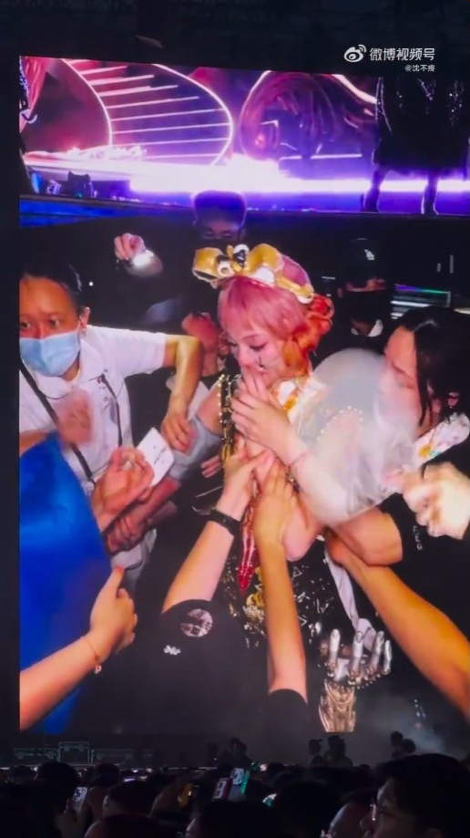 醫療團隊即上台幫助,見到張韶涵當時要吸氧氣。 醫療團隊即上台幫助,見到張韶涵當時要吸氧氣。