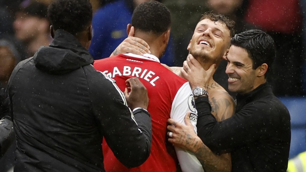 阿迪达(右)胜仗超越云加，赛后开心与球员玩作一团。Reuters