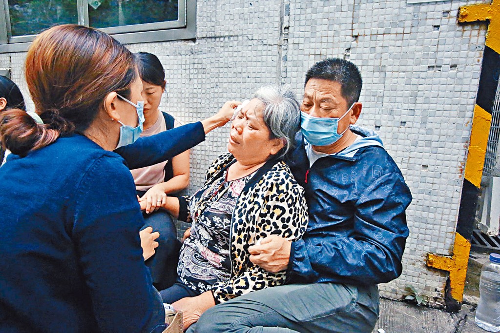 死者母亲情绪激动下双腿发软，需由亲友搀扶。　