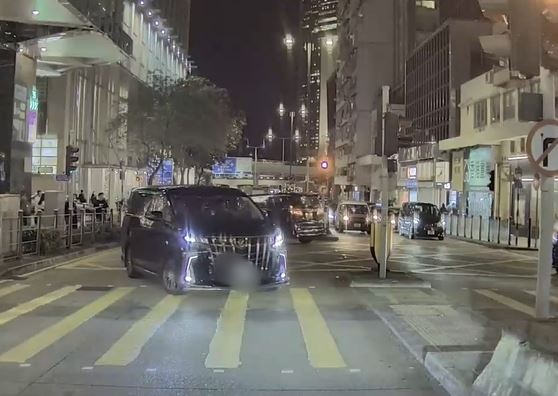 七人車繼續向前駛。fb車cam L（香港群組）Arthur Chan