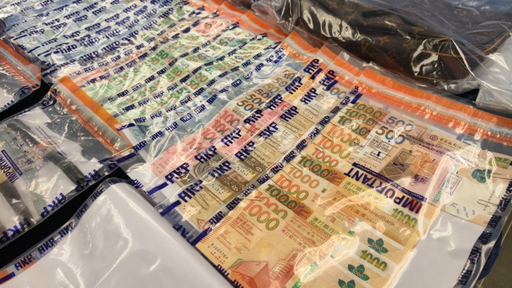 警方起回部份贓物,包括金飾、首飾、手錶及手袋,總值超過60萬元。黃文威攝 警方起回部份贓物,包括金飾、首飾、手錶及手袋,總值超過60萬元。黃文威攝