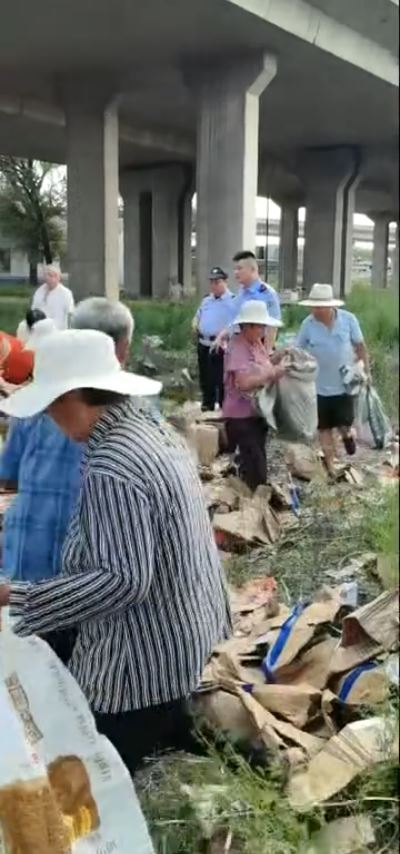 村民無視警察，將10噸凍肉哄搶光。抖音＠臨沂協達冷藏物流