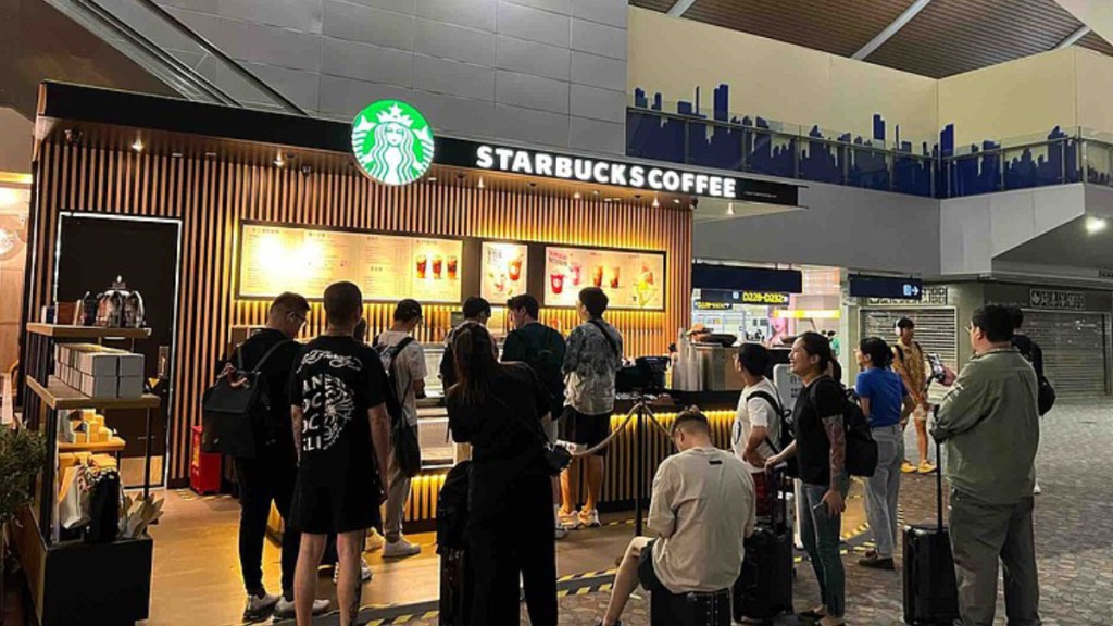 上海浦東機場星巴克咖啡店。（移民火星不焦慮＠雪球）