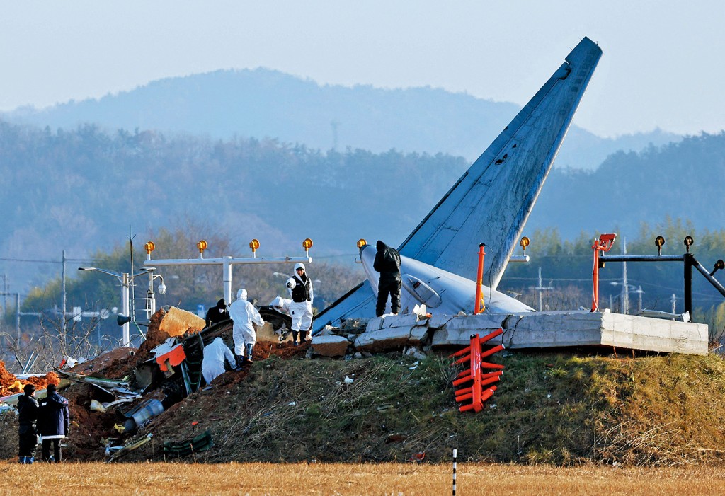 濟州航空客機撞上混凝土牆。小圖為混凝土牆原貌。