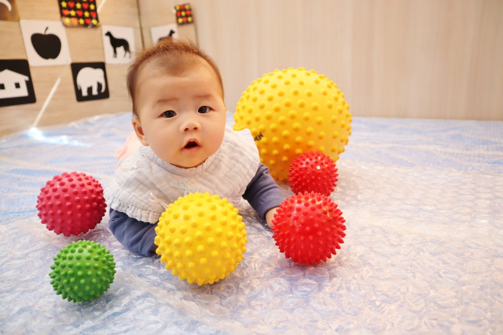 感知探索遊戲,着重讓嬰幼兒自主和自由發揮。