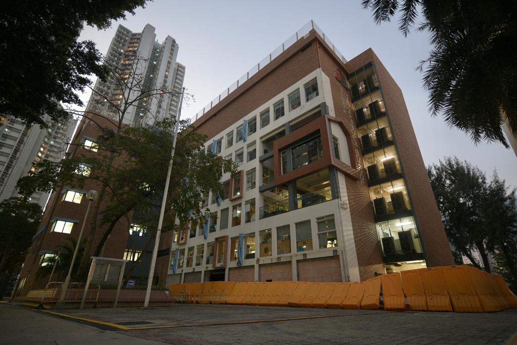 鴨脷洲的港灣學校出現小型爆發,2名任教資訊科技的教師確診,另外1名美術教師亦初步確診。