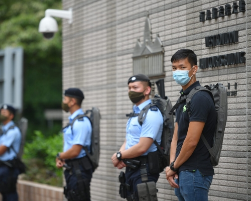 警反恐特勤隊在西九龍法院巡邏。