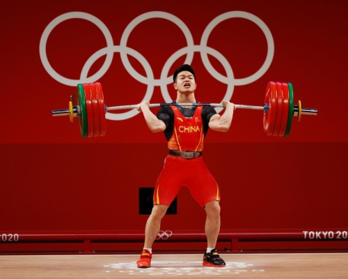 石智勇在举重男子七十三公斤级打破世界纪录轻松摘金。