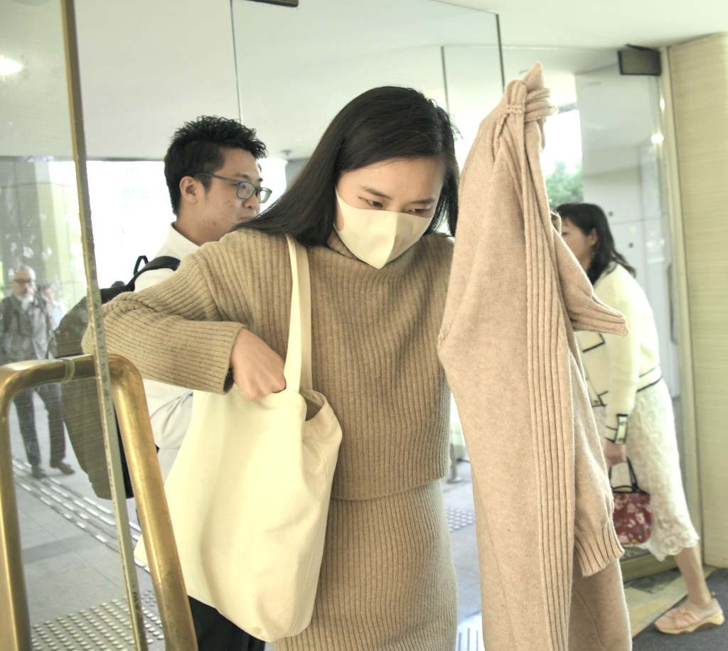 被告楊怡斯(口罩)。資料圖片 被告楊怡斯(口罩)。資料圖片