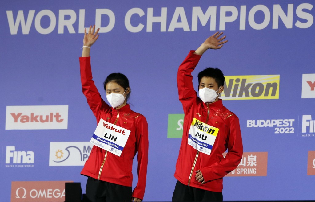 林珊(左)和朱子鋒(右)奪混雙三米板金牌。Reuters