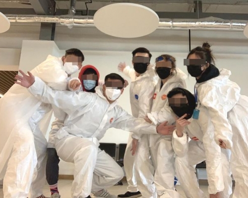 香港留學生在倫敦希思羅機場穿上全套防疫裝合照。(圖片由Betty提供)