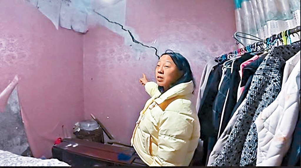 村民屋內牆壁出現長長的裂縫。