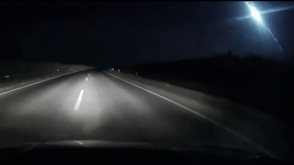 在内蒙古，有行车纪录仪拍下火流星出现的一瞬间。