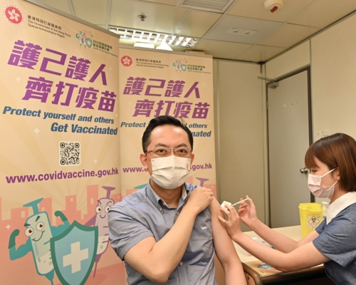 林文健接種第三劑科興疫苗。政府新聞處圖片