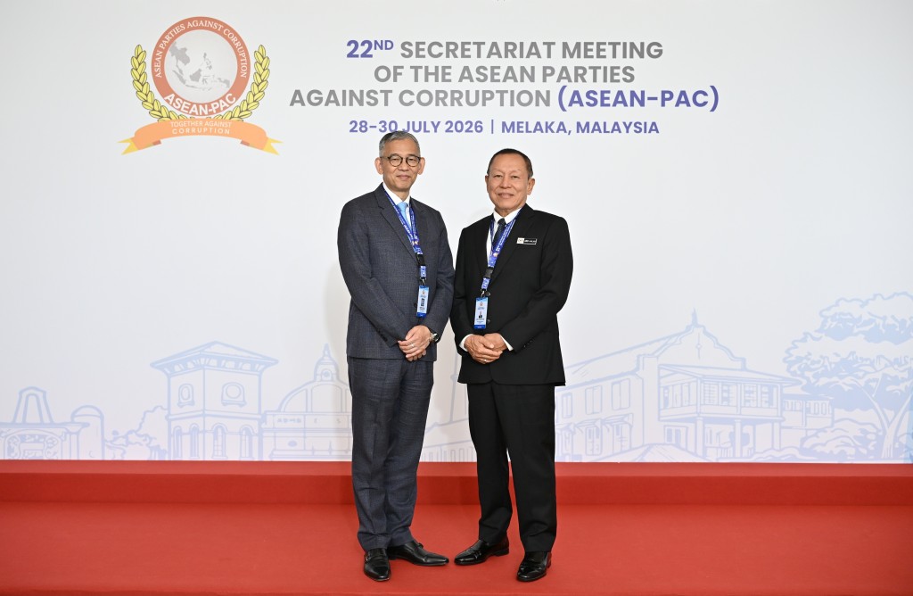 廉政專員胡英明(圖左)與馬來西亞反貪污委員會首席專員Dato’ Sri Abd Halim Bin Aman(圖右)會面。廉政公署截圖 廉政專員胡英明(圖左)與馬來西亞反貪污委員會首席專員Dato’ Sri Abd Halim Bin Aman(圖右)會面。廉政公署截圖