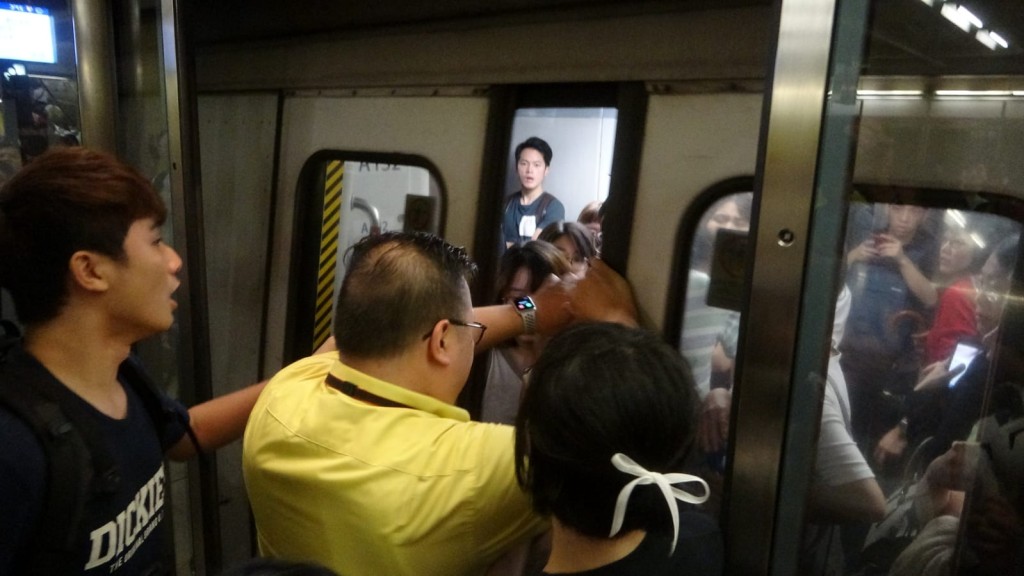 有人阻止列車車門關上