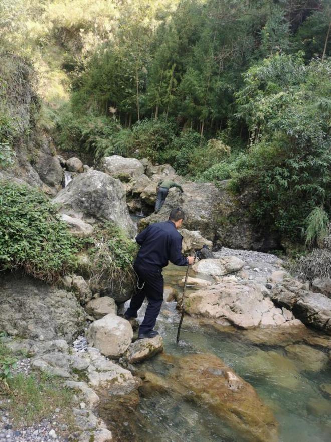 民警翻山越嶺找到女童所在地。網圖