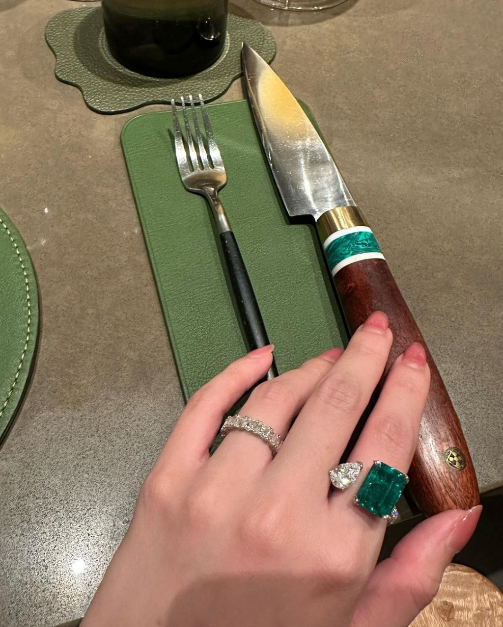 陈雪铃戴巨型绿宝石戒指开餐。