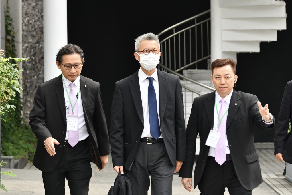 屋宇署前高級屋宇測量師（屋宇管制） 謝錦明（中）。