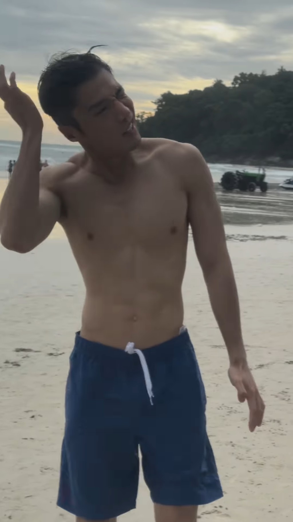 丁子朗造作式拍頭讓耳內的海水流出。 丁子朗造作式拍頭讓耳內的海水流出。
