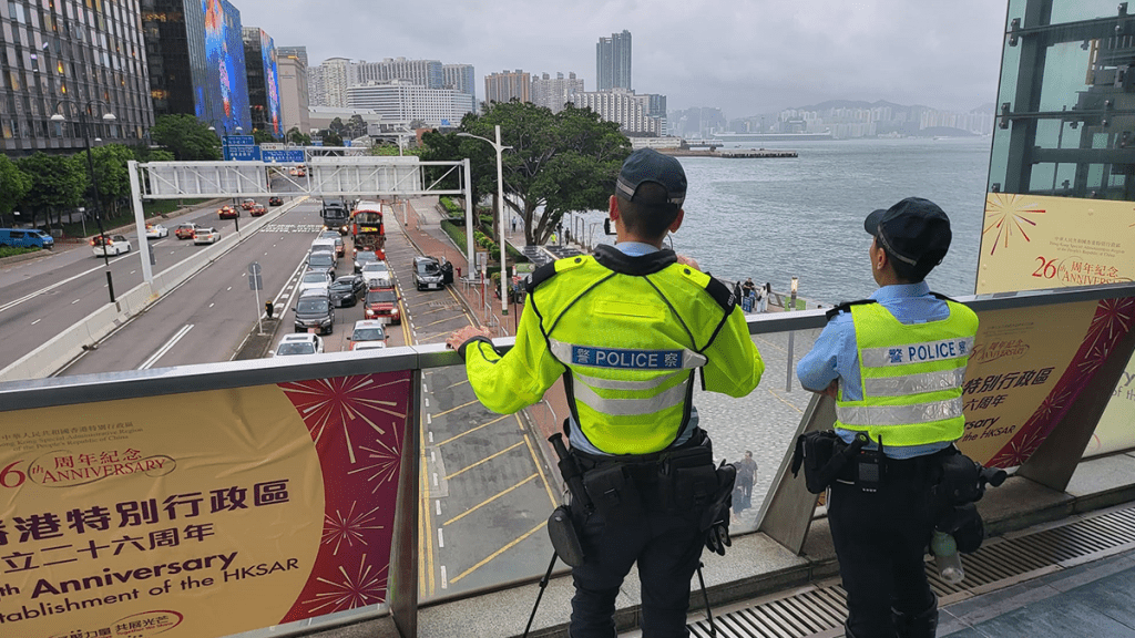 西九龍總區人員昨日進行總區交通日及「萬刃行動」。警方圖片