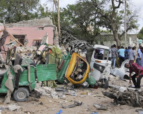摩加迪沙一間薄餅店遭自殺式炸彈襲擊及槍擊。美聯社