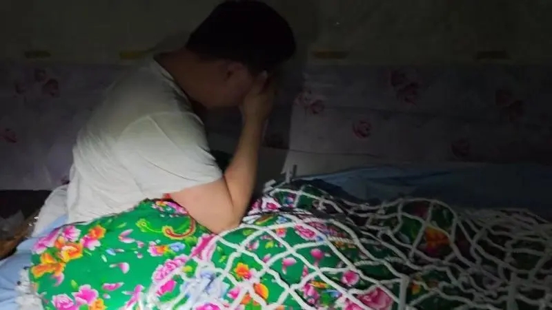 广州男跟风挑战“扎带逃生”，裹被渔网扎带固定，结果被困。