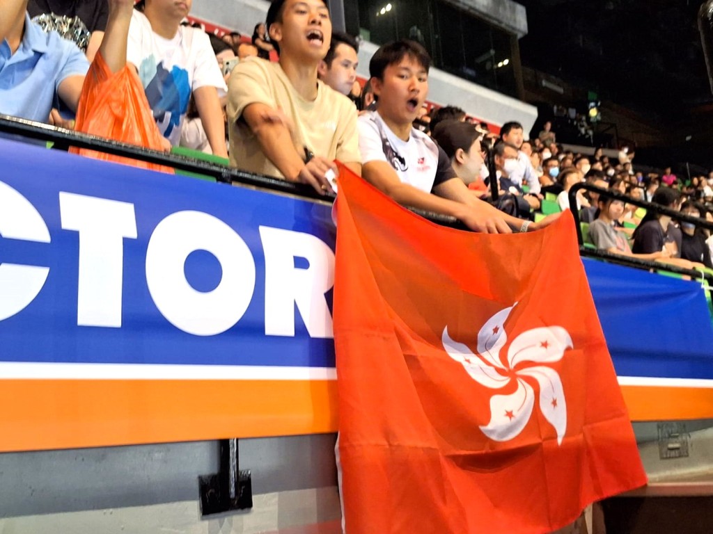 香港队球员在拥趸支持下越打越劲。（陆永鸿摄）