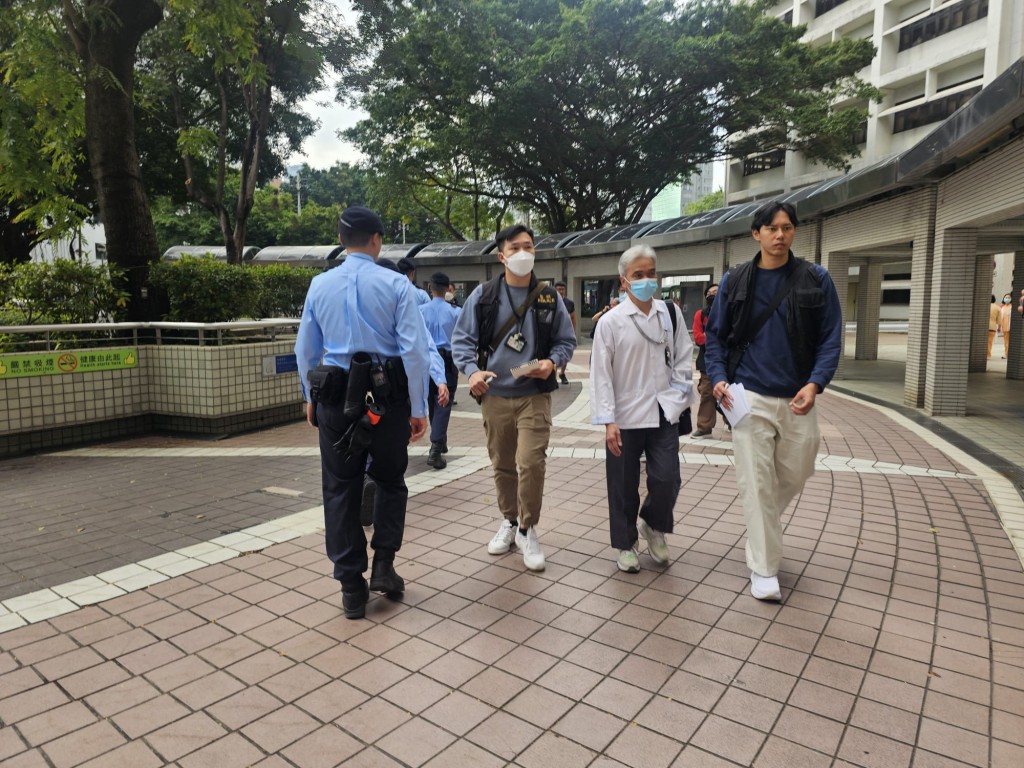 大批警員在醫院調查。