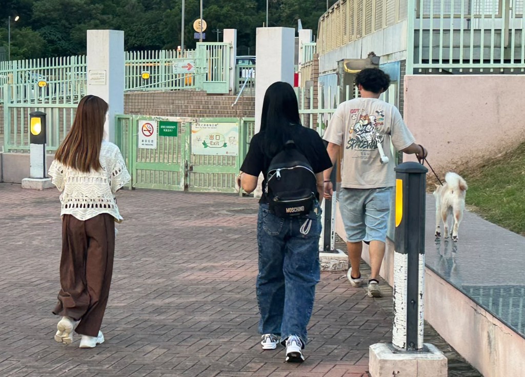 狗主李先生得知懷疑毒狗事件後,隨即帶同愛犬離開。 狗主李先生得知懷疑毒狗事件後,隨即帶同愛犬離開。