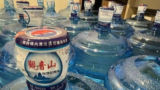 政府飲用水風波｜物流署即時終止鑫鼎鑫飲用水及另外三張公司負責人有關聯化學品合約