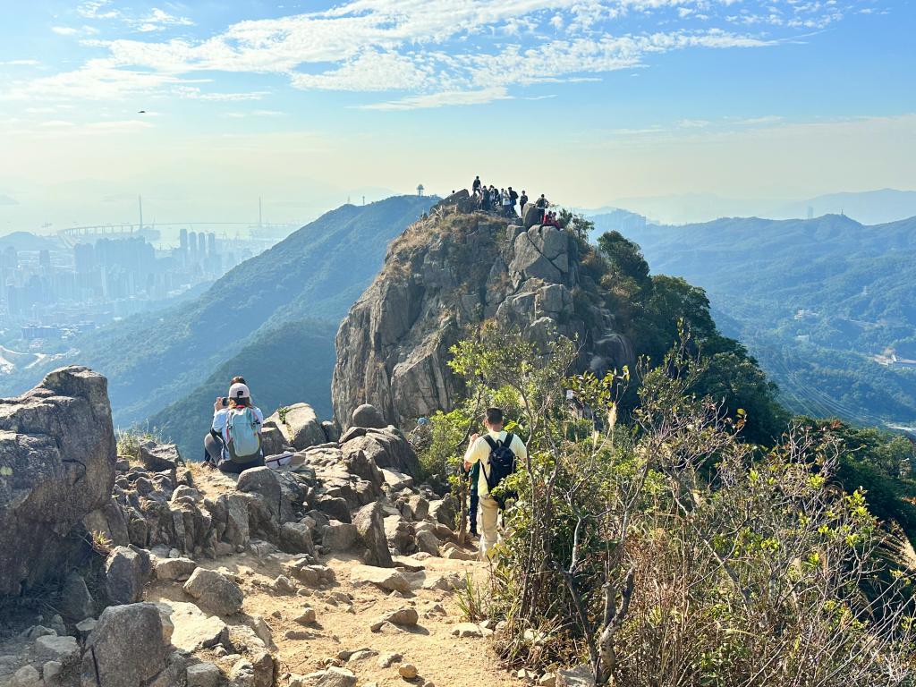 香港由不同岛屿组成，麦里浩径等行山径更是世界知名。
