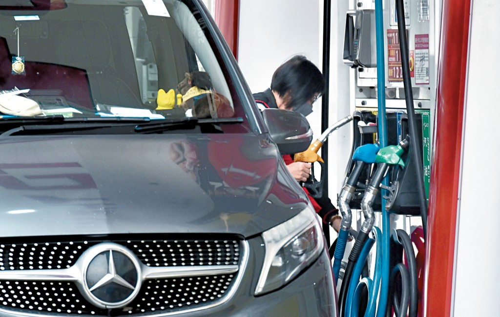 香港油價在中東局勢持續緊張下急升，本港5間油公司自上周一起每公升汽油零售價全數升穿30元。