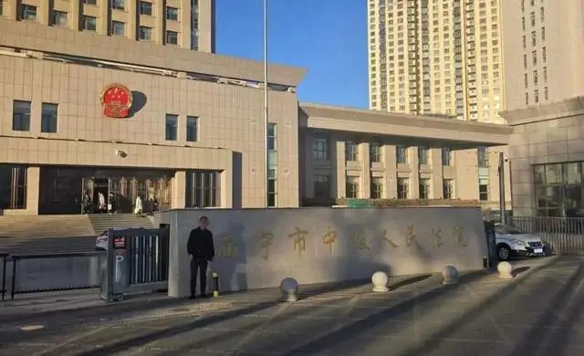 青海省西寧市中級人民法院就孫先生被民警張某及兩名涉案輔警毆打一案作出終審裁定，駁回上訴人張某的上訴，維持一審原判。